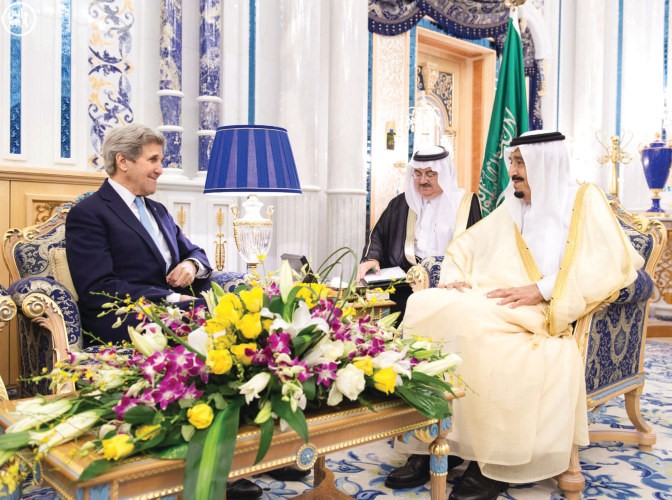 خادم الحرمين الشريفين الملك سلمان بن عبد العزيز مستقبلا وزير الخارجية الاميركيجون كيري