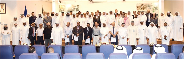 داحمد الاثري ومحسن الزنكي مع الحضور في الاحتفال