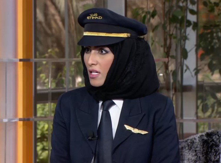 بالفيديو.. كابتن طيران خليجية: مسن رفض اقلاع الطائرة عندما علم ان "القائد" امرأة 