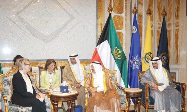 صاحب السمو الامير الشيخ صباح الاحمد مستقبلا رئيسة وفد العلاقات مع شبه الجزيرة العربية في البرلمان الاوروبي ميشيل اليو ماري بحضور الرئيس مرزوق الغانم 