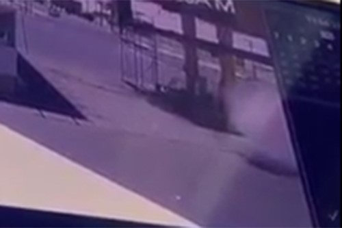 بالفيديو.. لحظة نجاة سائق سيارة من الموت في السعودية
