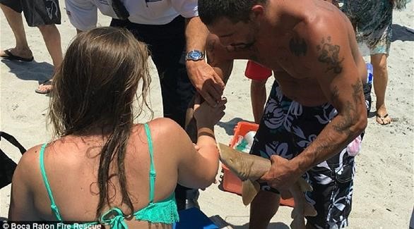بالصورة.. سمكة قرش تعض عشرينية وترفض مفارقتها