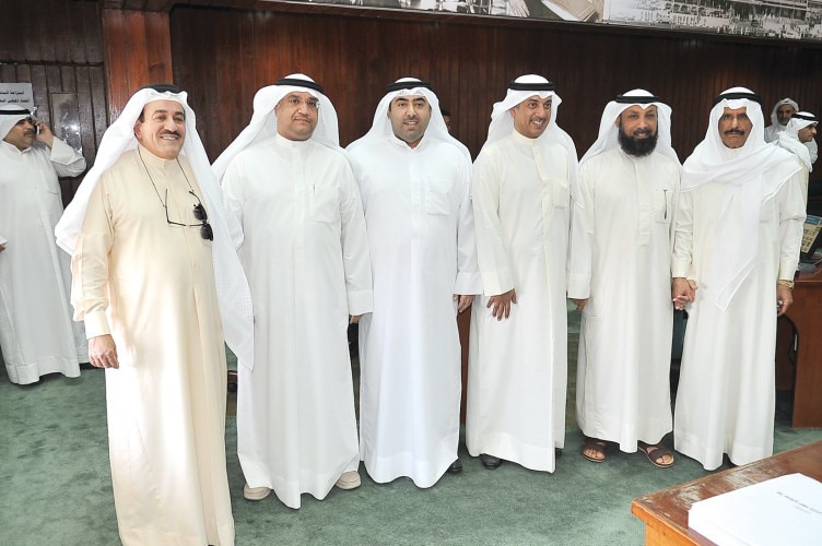 محمدالمعجل ومانع العجمي ومهلهل الخالد واسامة العتيبي ومشعل الجويسري واحمد الفضالة خلال الجلسة