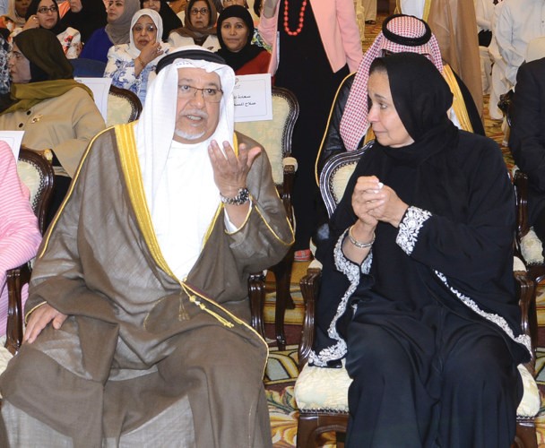 حديث بين الشيخ علي الجراح والشيخة لطيفة الفهد