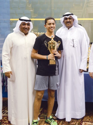 لاعب القرين يوسف خاطر يتوسط رئيس الاتحاد وليد الصميعي ونائبه حمد الرشيدي﻿