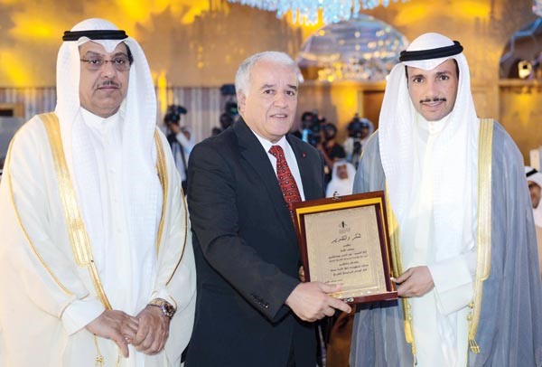 الغانم مكرما نور الدين بوشكوج بحضور مبارك الخرينج