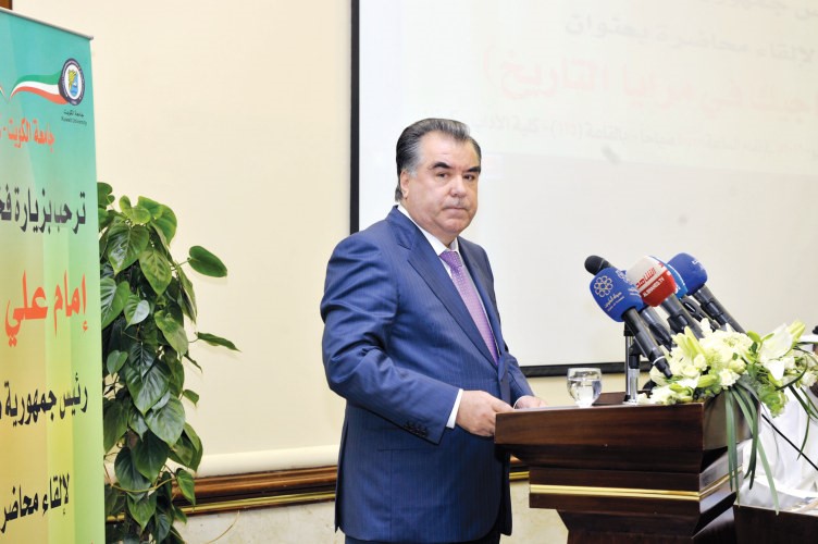 رئيس طاجيكستان امام علي رحمان متحدثا خلال المحاضرة ﻿