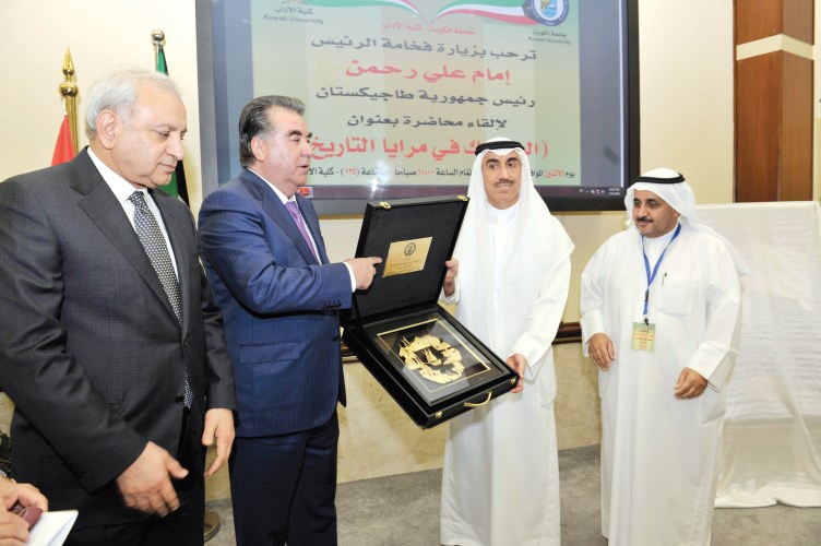 د بدر العيسى ودحسين الانصاري يكرمان الرئيس الطاجيكي﻿