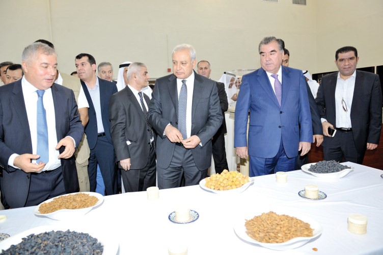 العيسى وامام علي رحمان يتفقدان المنتجات الطاجيكية في المعرض المصاحب ﻿