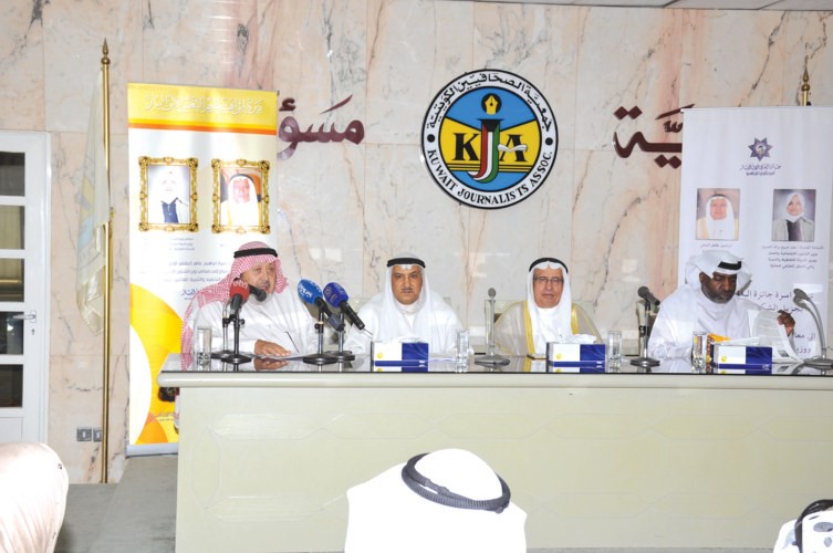 ابراهيم البغلي وعلي حسن وفيصل القناعي وسعد البلوشي خلال المؤتمر الصحافيريليش كومار