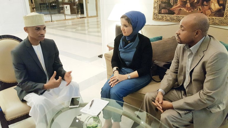 وزير العلاقات الخارجية والتعاون بجمهورية جزر القمر المتحدة عبد الكريم محمد متحدثا للزملية هالة عمران 