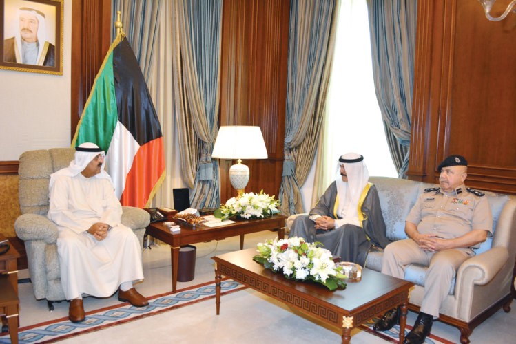 الشيخ مشعل الاحمد مستقبلا الشيخ محمد الخالد والفريق سليمان الفهد﻿