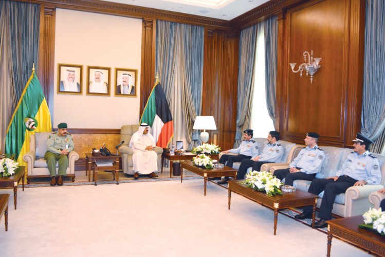 الشيخ مشعل الاحمد مستقبلا اللواء خالد المكراد وعددا من قيادات الاطفاء بحضور الفريق الركن مهاشم الرفاعي﻿