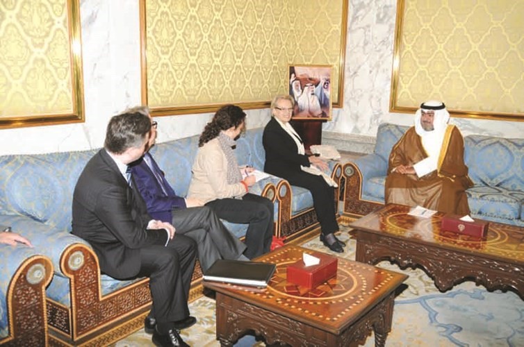 الشيخ ثامر العلي خلال لقائه مع رئيسة وفد العلاقات شبه الجزيرة العربية في البرلمان الاوربي ميشيل اليو ماري