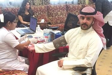 المحامي يوسف الشمري يجري فحوصات طبية قبل التبرع بالدم﻿
