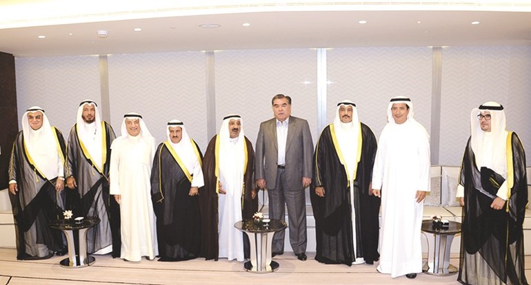الشيخ ناصر صباح الاحمد والرئيس امام علي رحمان ومحمد شرار ومحمد ابوالحسن والشيخ فهد السعد وديوسف الابراهيم ودعبدالله المعتوق وخالد الفليج 