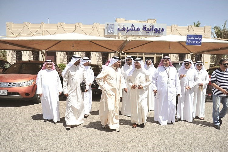 عبدالله الكندري وم فلاح الشمري خلال الجولة الميدانية احمد علي
