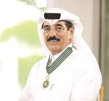 دحمد بن عبدالعزيز الكواري يتوشح الوسام الفرنسي