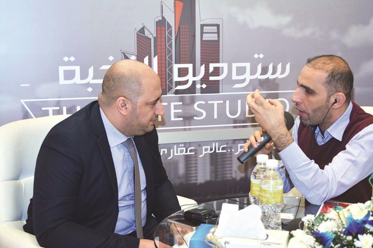 اسامة فودة محاورا ممثلي احدى الشركات المشاركة في المعرض﻿