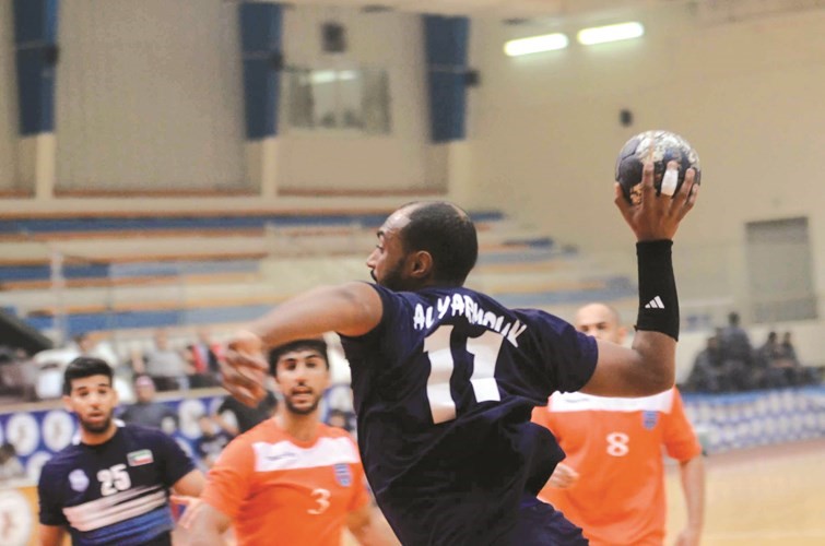  محمد البلوشي لاعب اليرموك مصوبا على مرمى كاظمة 