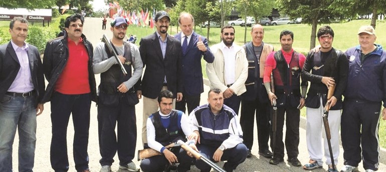 سفيرنا لدى ايطاليا الشيخ علي الخالد الجابر خلال زيارته لمعسكر فريق الرماية ﻿