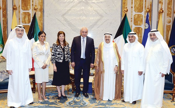 صاحب السمو الامير الشيخ صباح الاحمد لدى استقباله وزير التربية ورئيس واعضاء معهد الكويت للابحاث العلمية
