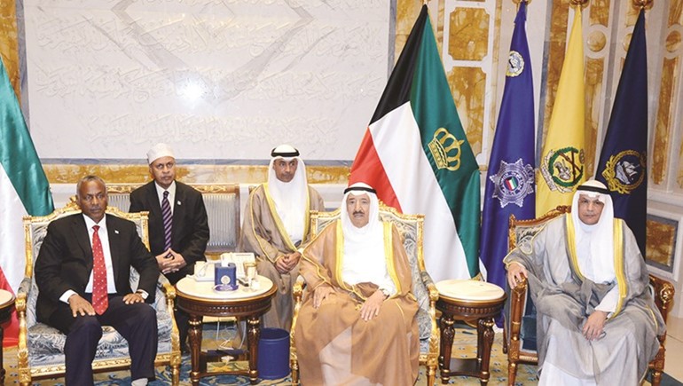 صاحب السمو الامير مستقبلا وزيرالدفاع الصومالي بحضور الشيخ علي الجراح 