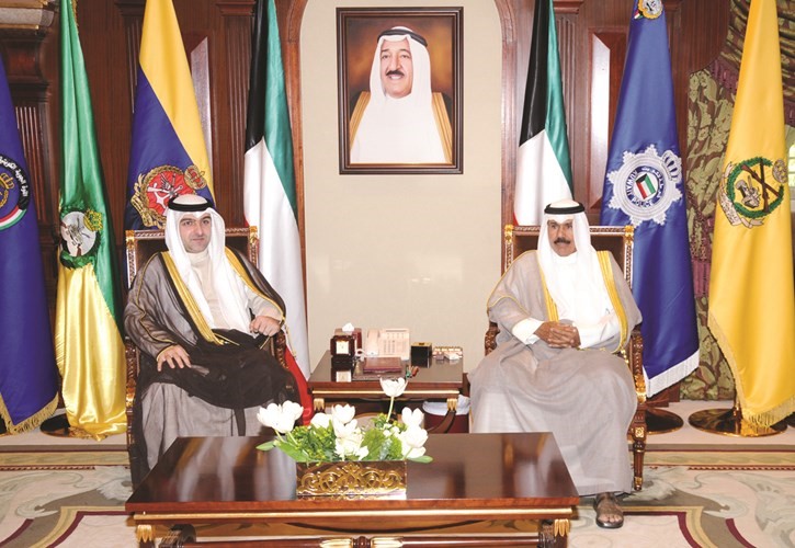 سمو ولي العهد الشيخ نواف الاحمد مستقبلا وزير الدولة لشؤون الاسكان ياسر ابل