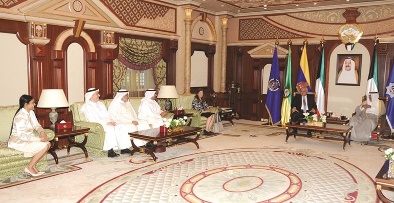 سمو ولي العهد الشيخ نواف الاحمد مستقبلا دبدر العيسى ودسميرة السيد عمر واعضاء معهد الابحاث 