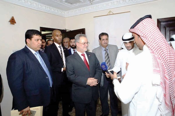 نائب رئيس الوزراء ووزير الخارجية اليمني عبدالملك المخلافي خلال المؤتمر الصحافي