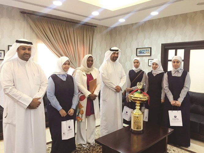 جاسم بوحمد مكرما مديرة وطالبات المدرسة 