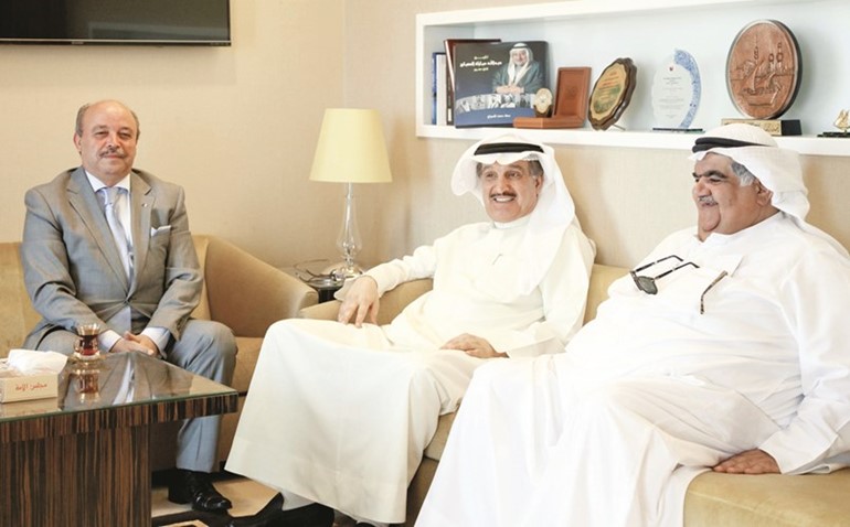 كامل العوضي مستقبلا السفير الجزائري عبدالحميد عبداوي 