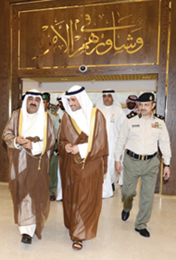 رئيس مجلس الامة مرزوق الغانم والشيخ مشعل الاحمد لدى مغادرتهما قاعة عبدالله السالم