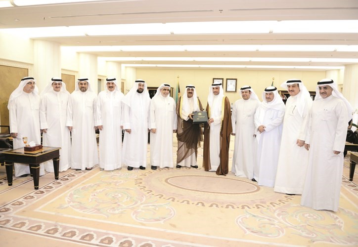 رئيس مجلس الامة مرزوق الغانم ونائب رئيس الحرس الوطني الشيخ مشعل الاحمد يتوسطان دعلي العمير وعدنان عبدالصمد وعبدالله المعيوف وديوسف الزلزلة وفارس العتيبي واحمد لاري ودخليل عبدالله وكامل العوضي ومحمد طنا وفيصل الكندري خلال استقبال الرئيس الغانم للشيخ مش