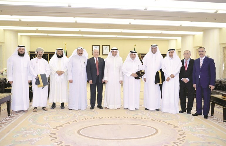 الرئيس الغانم متوسطا الامناء العامين في مجالس دول التعاون