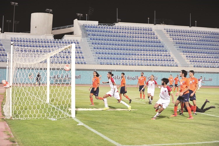 لاعب الكويت فهد الهولي في طريقه لتسجيل الهدف الثاني