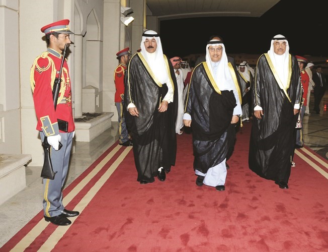 سمو رئيس الوزراء الشيخ جابر المبارك لدى وصوله ارض الوطن وفي استقباله الشيخ صباح الخالد والشيخ محمد الخالد