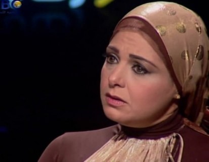 بالصور.. صابرين تصدم جمهورها .. تدخن سيجارة وهي بلا حجاب !