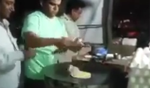 بالفيديو.. كسر البيض لقليه فسقط 3 "صيصان" في المقلاة !