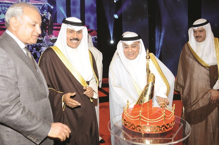 سمو ولي العهد الشيخ نواف الاحمد يتسلم هدية تذكارية﻿