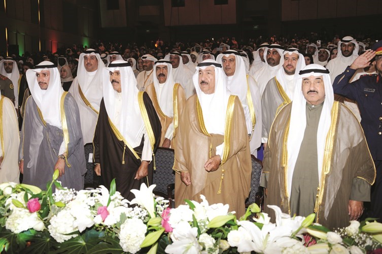سمو ولي العهد الشيخ نواف الاحمد متوسطا مرزوق الغانم والشيخ جابر العبدالله وسمو الشيخ ناصر المحمد﻿