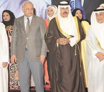 سمو ولي العهد الشيخ نواف الاحمد متوسطا دبدر العيسى وفيصل المقصيد﻿
