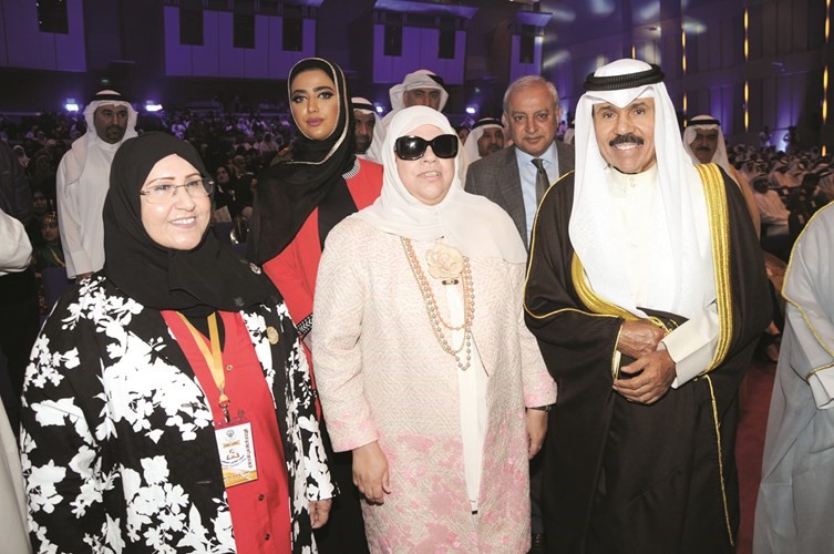 سمو ولي العهد الشيخ نواف الاحمد وبدرية الخالدي واحدى المعلمات من ذوي الاحتياجات الخاصة ﻿