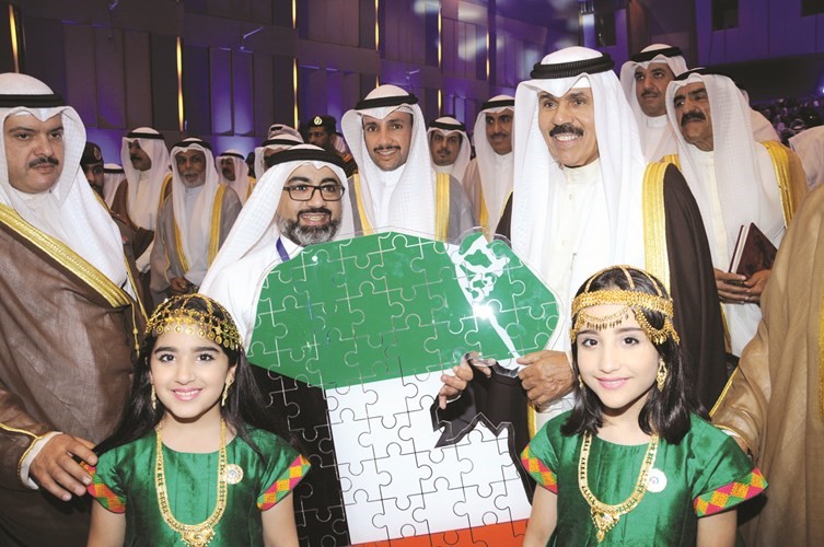 هدية عبارة عن خريطة الكويت لسمو ولي العهد﻿