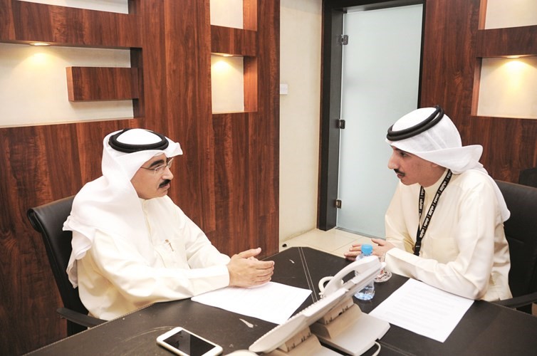 المحامي بدر العتيبي متحدثا للزميل عبدالله الراكان فريال حماد