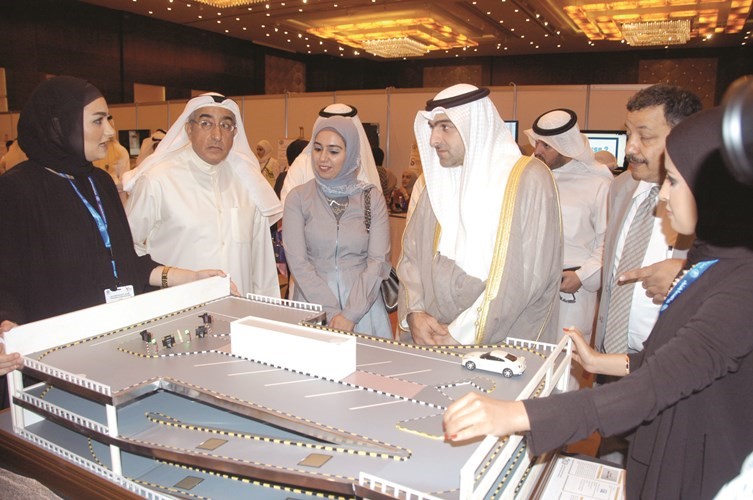 الوزير ياسر ابل متفقدا معرض التصميم الهندسي لطلبة كلية الهندسة	محمد هاشم﻿