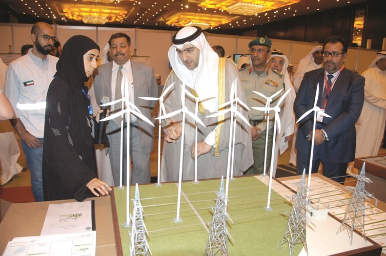 ابل مستمعا لشرح من احدى الطالبات حول مشروعها ﻿