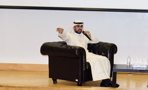 الروائي سعود السنعوسي متحدثا ﻿