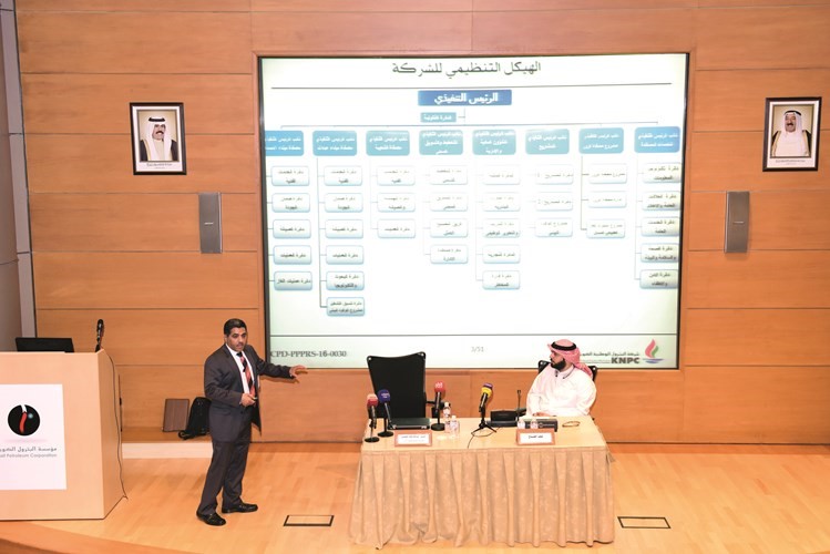 عبدالله العجمي مقدما شرحا حول عمل شركة البترول الوطنية ومشاريعها 