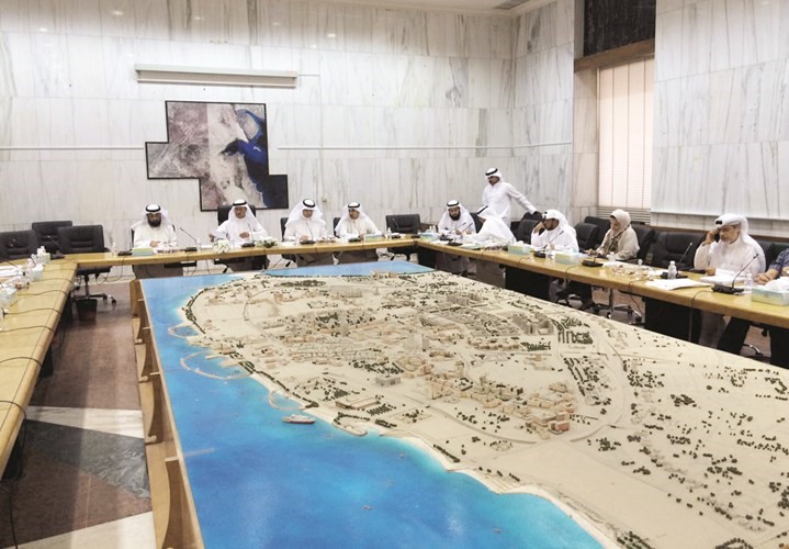 عادل الميع خلال ترؤسه اجتماع لجنة الاحمدي